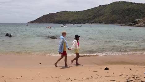 pareja caminando en la playa
