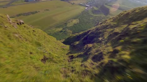 proximidad de drones fpv volando colina abajo en vik, islandia