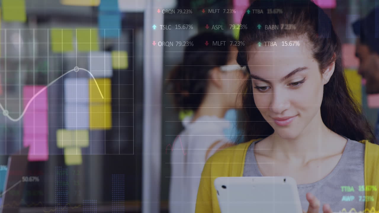 animación del procesamiento de datos del mercado de valores contra una mujer biracial usando una tableta digital en la oficina