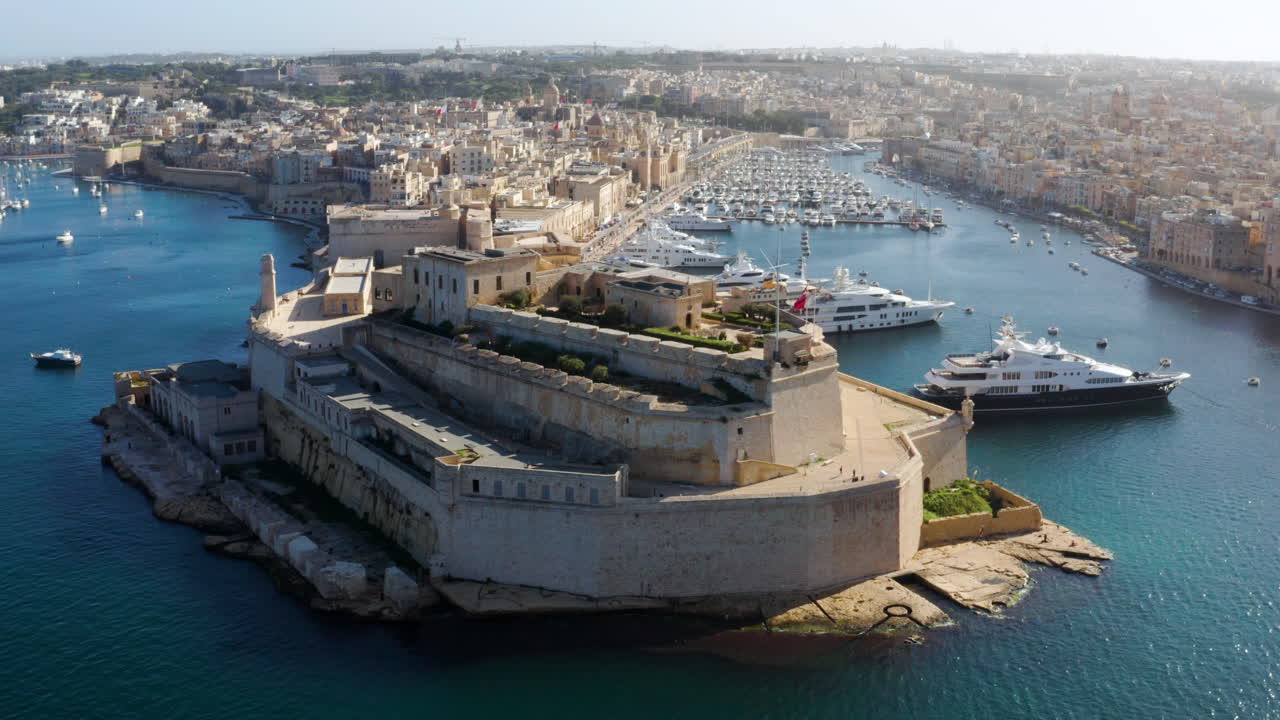 Vista aerea panoramica della spiaggia rocciosa di Forte Sant'Angelo a Birgu, Malta