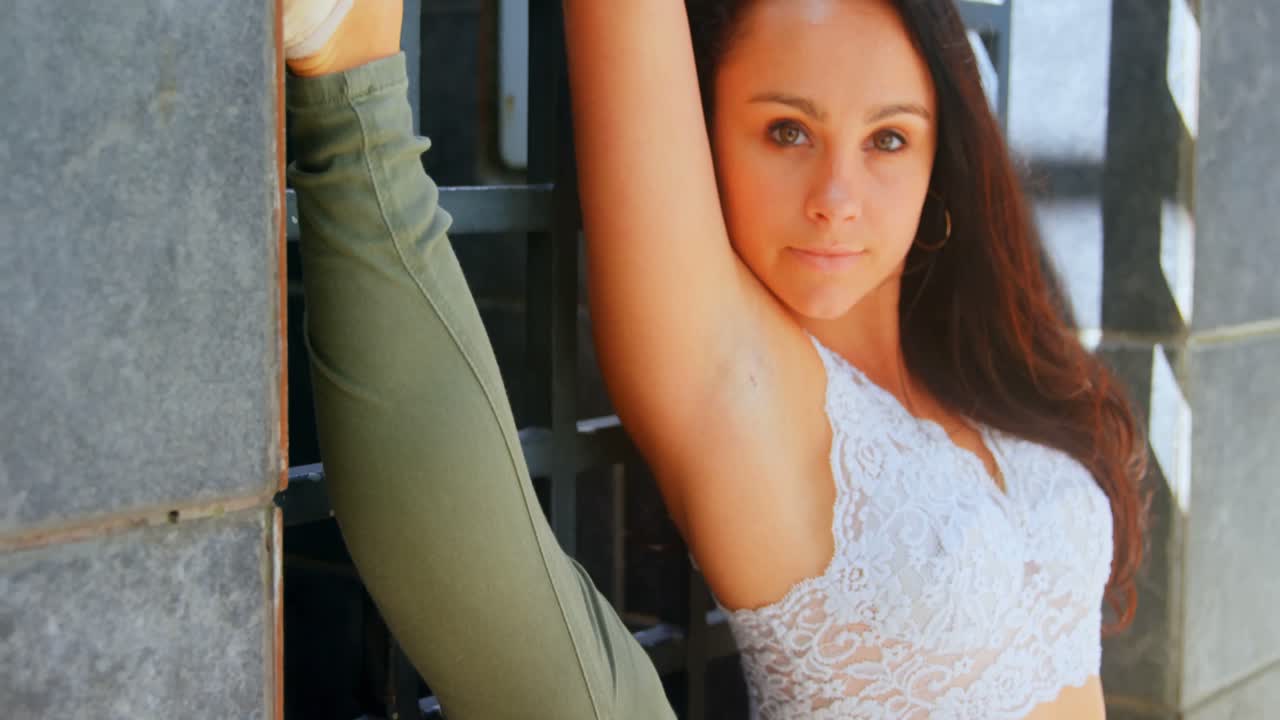 아름다운 여성 댄서가 도시에서 벽 그릴에  ⁇ 어 4k