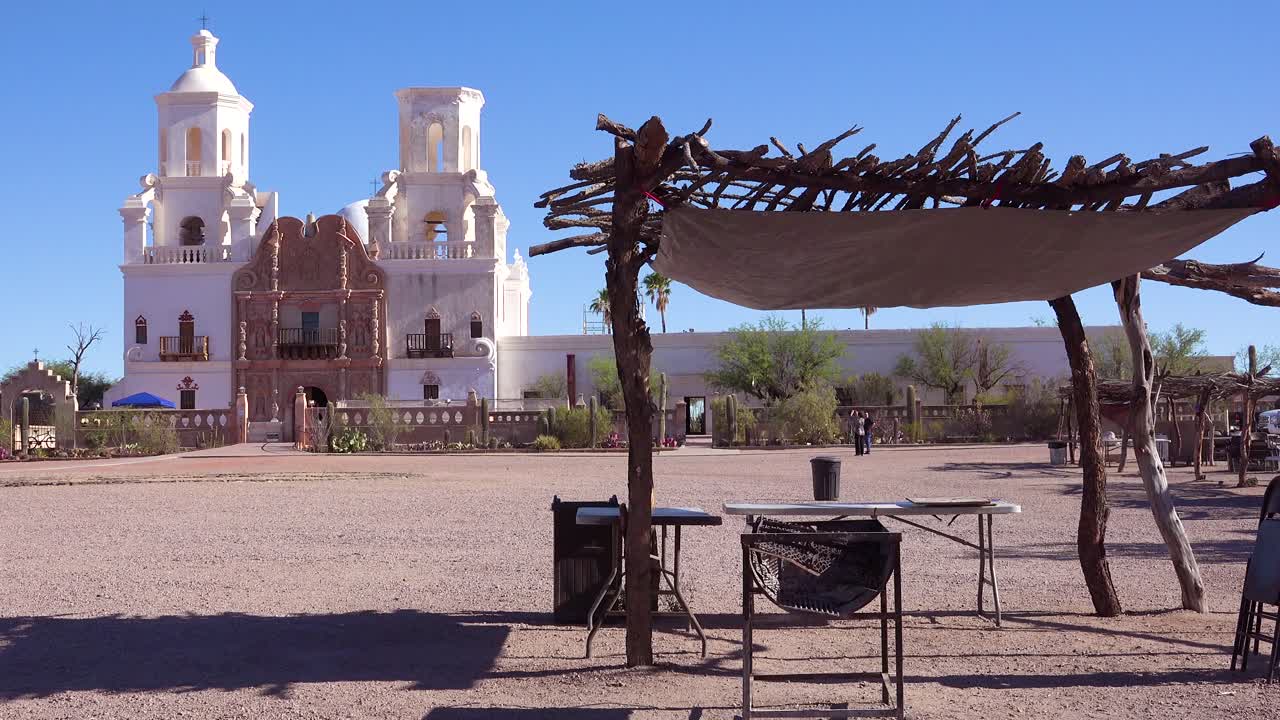 Una bellissima inquadratura di presentazione della Missione San Xavier del Bac, una storica missione cattolica spagnola vicino a Tucson, in Arizona 2