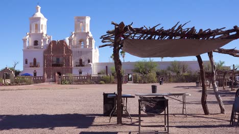 Una-Hermosa-Toma-De-Establecimiento-De-La-Misión-San-Xavier-Del-Bac,-Una-Histórica-Misión-Católica-Española-Cerca-De-Tucson-Arizona-2