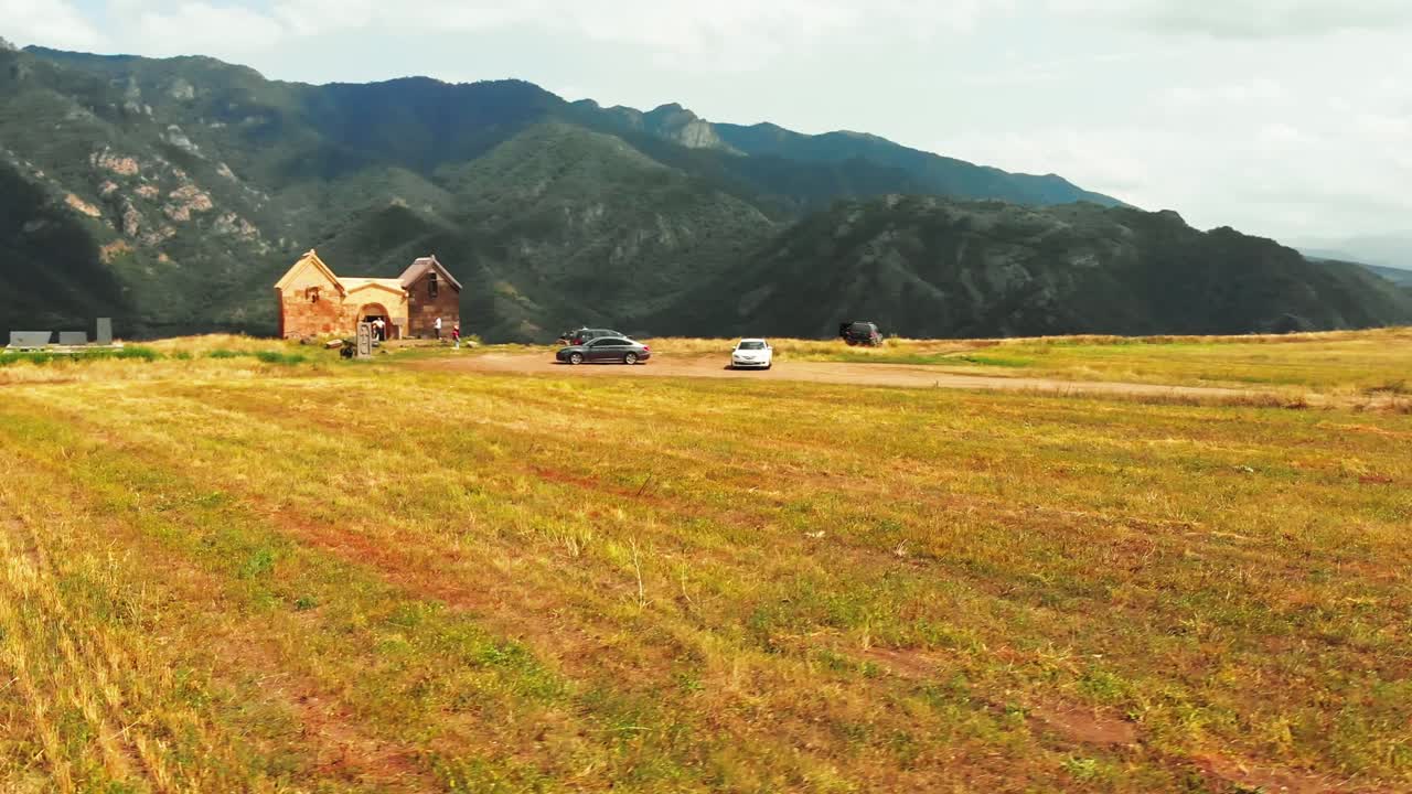 아름다운 호로마이리 수도원 위의 공중 빠른 움직임의 상승 전망은 은 날에 자동차와 관광객과 함께
