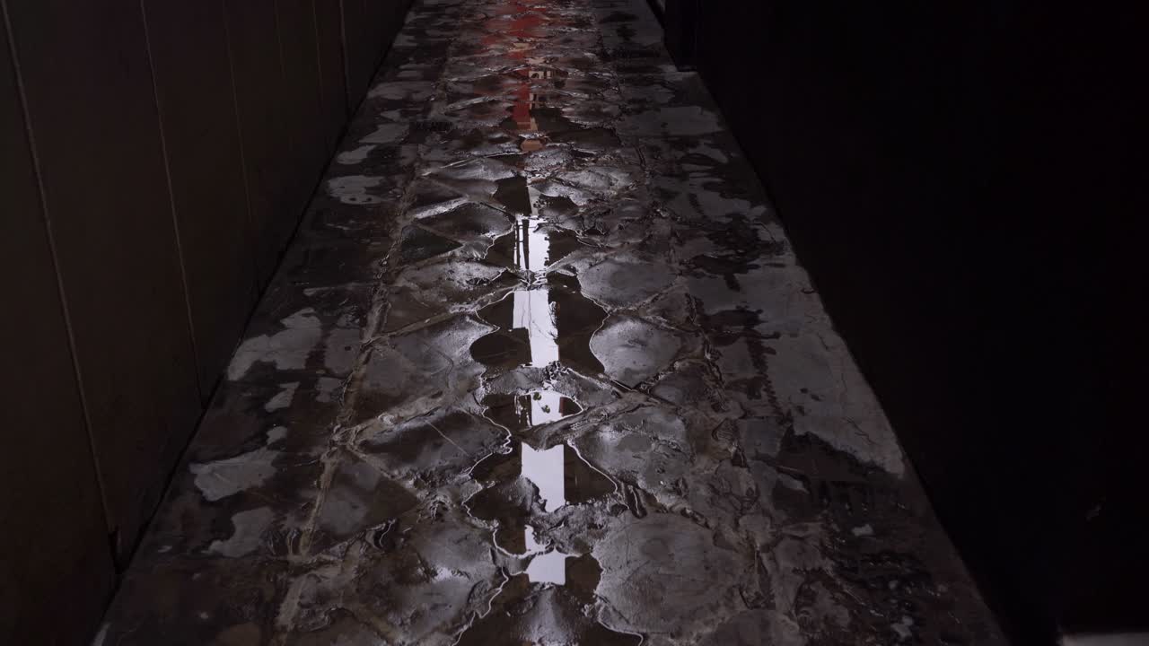 은 벽돌로 된 오래된 유럽 건축물의 두 건물 사이의 외로운 은 어두운 골목