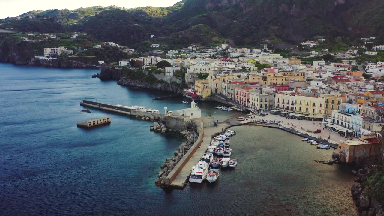 Město Lipari a přístav v pozdním odpoledni – úvodní letecký záběr, Liparské ostrovy, Sicílie.