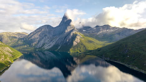 Drohnen-Hyperlapse-Einer-Dünnen-Wolke-Um-Den-Ikonischen-Stetind-Berg,-Fjordspiegelung