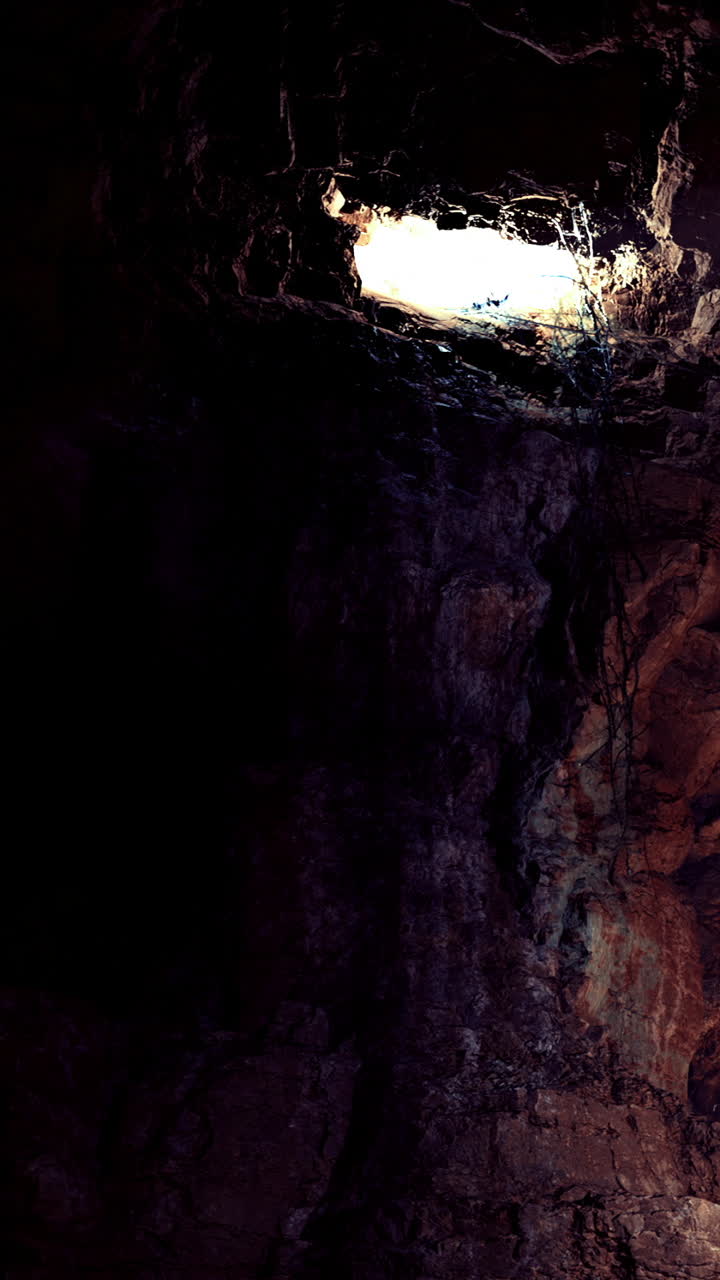 Grotta con aperture di luce naturale che illuminano l'interno roccioso