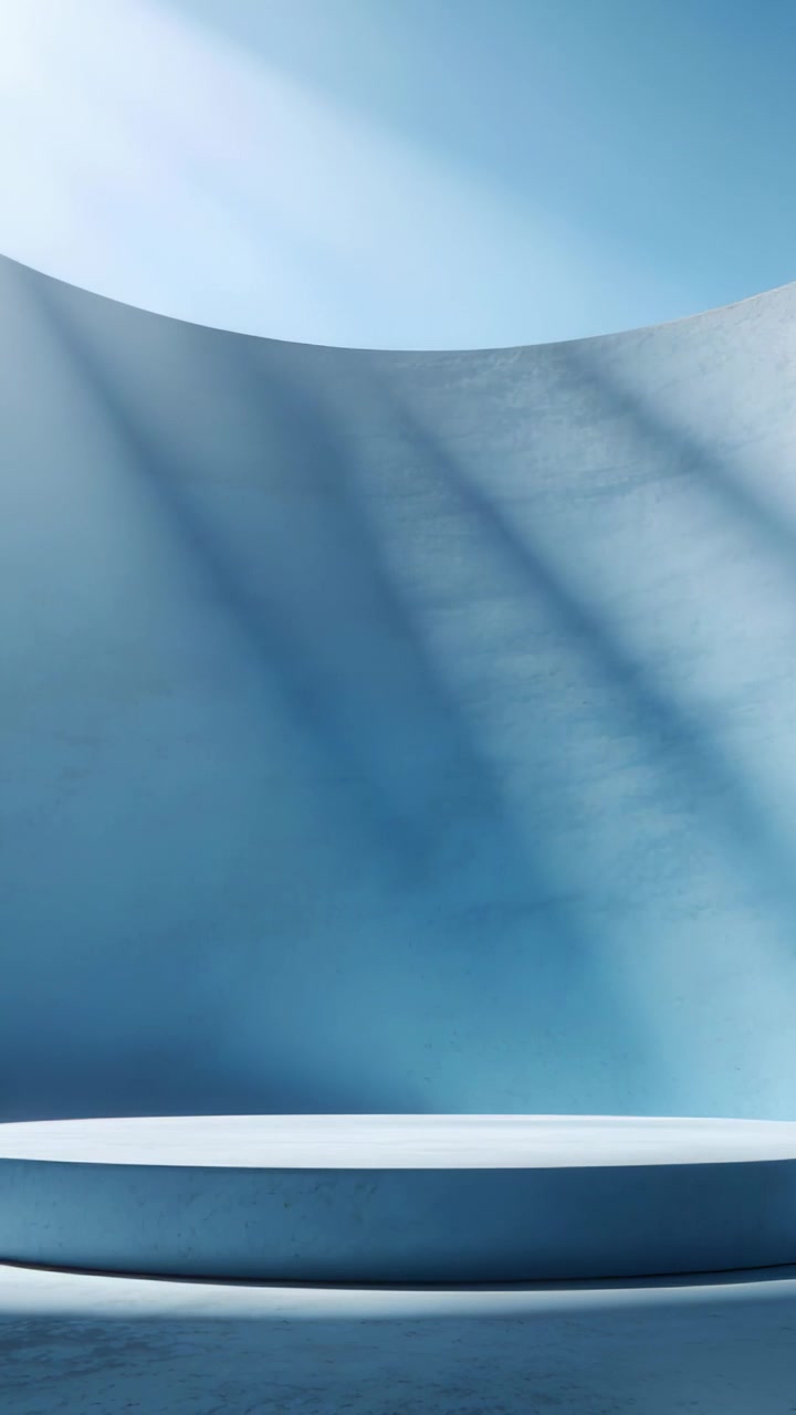 Video verticale: Fasci di luce in movimento che illuminano una parete blu in studio, mostrando un piedistallo basso per prodotto.