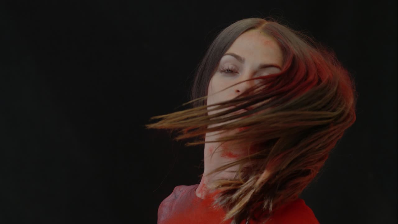 chica en color explosión de polvo en cámara lenta