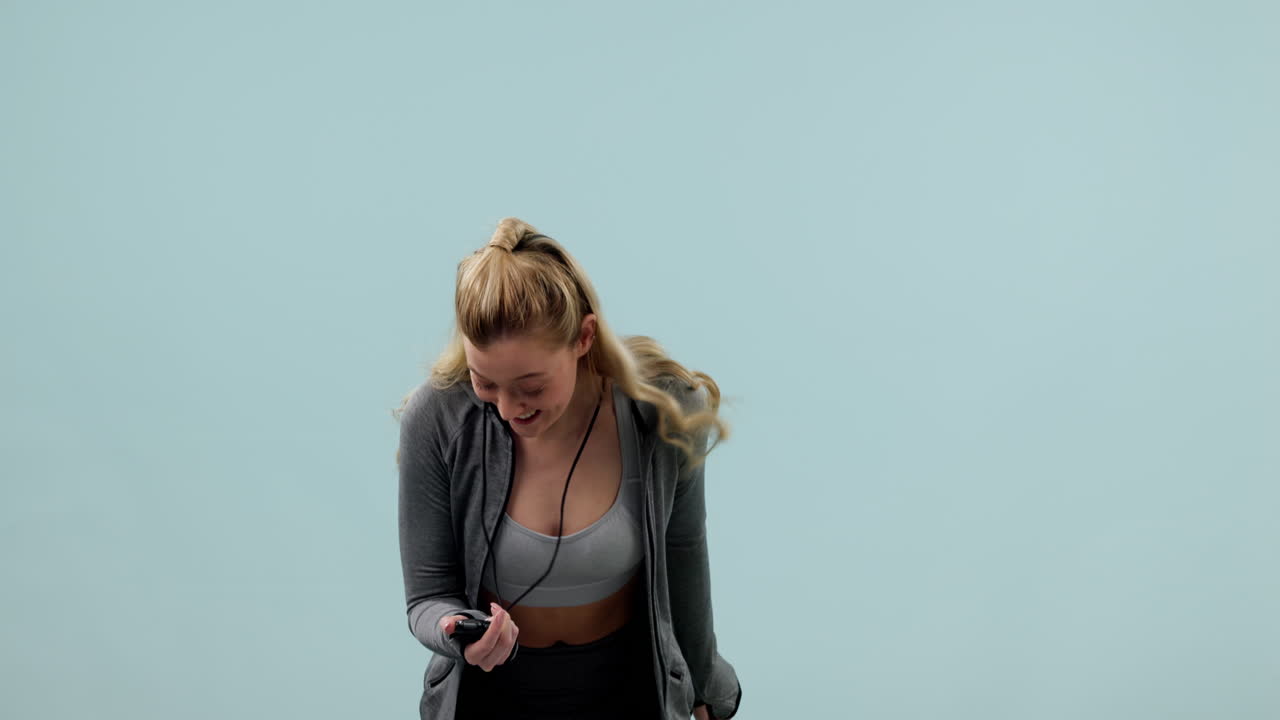 fitness, entrenador y una mujer con cronómetro