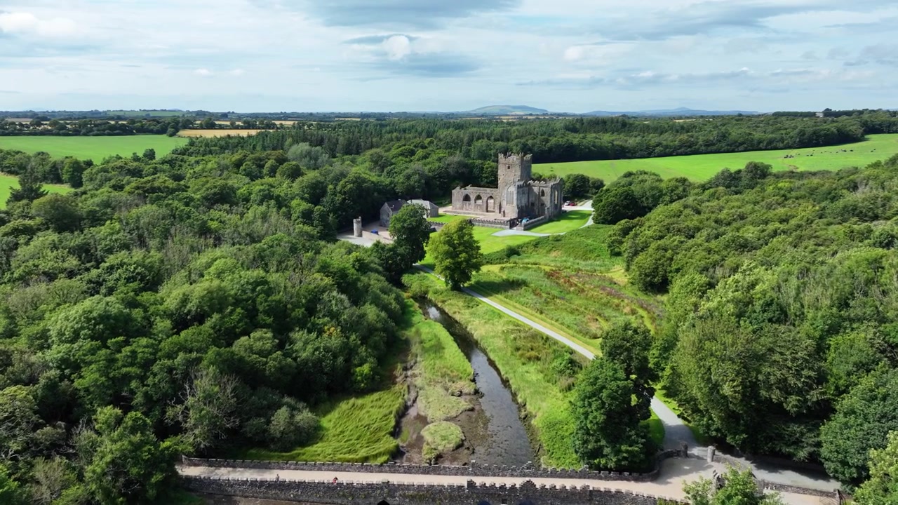 Luoghi epici dell'Irlanda: drone che vola lentamente sopra un ponte verso la romantica Abbazia di Tintern, Saltmills, Wexford, Irlanda in estate.