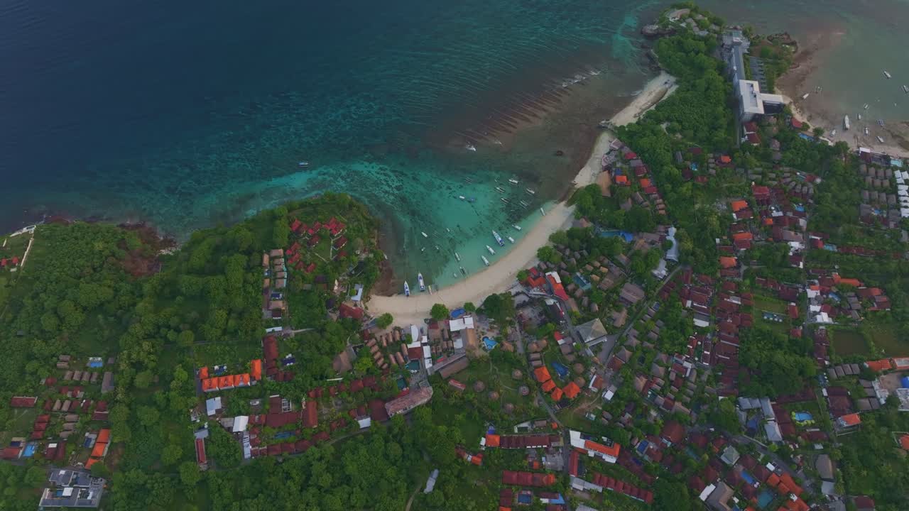 Bali, Endonezya'daki Nusa Lembongan adasında, sakin tropikal sularla çevrili Mushroom Koyu Plajı ve okyanus kıyı şeridi üzerinde güzel bir gün doğumunun havadan görünümü