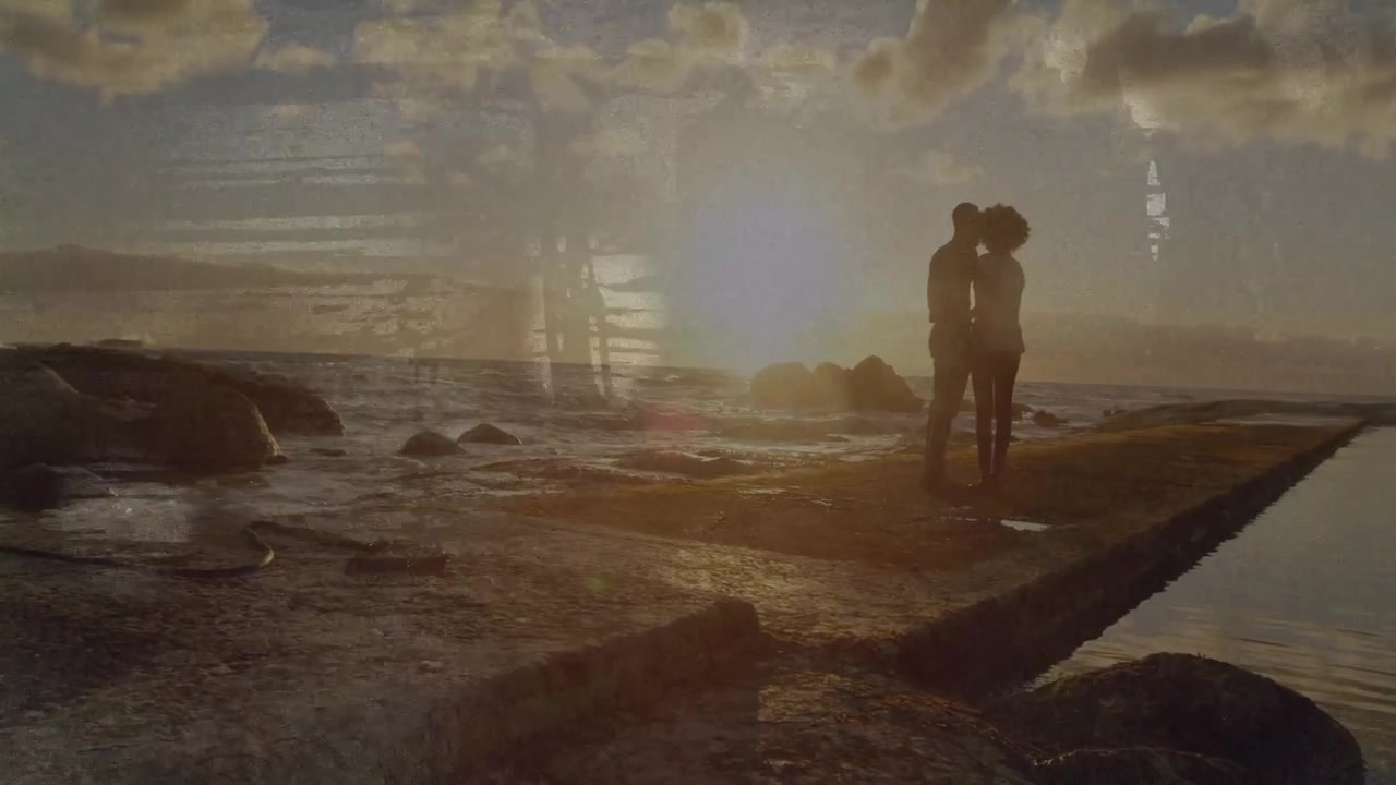 Coucher de soleil dessinant un couple romantique sur une jetée, s'embrassant, tandis que des incrustations de film lumineuses les recouvrent