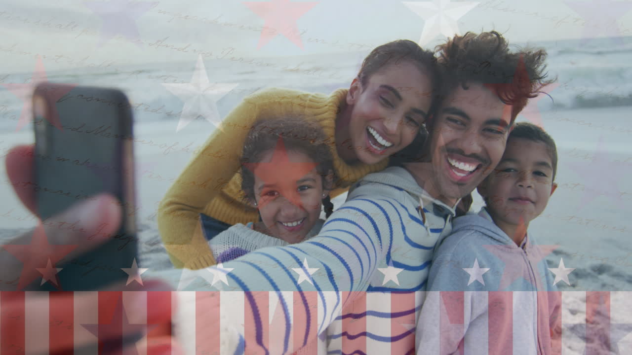 Animace vlajky USA nad šťastnou afroamerickou rodinou
