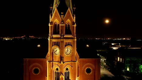 Volando-Hacia-Arriba-Y-Revelando-Un-Hermoso-Campanario-Con-Luna-Llena-El-Viernes-13