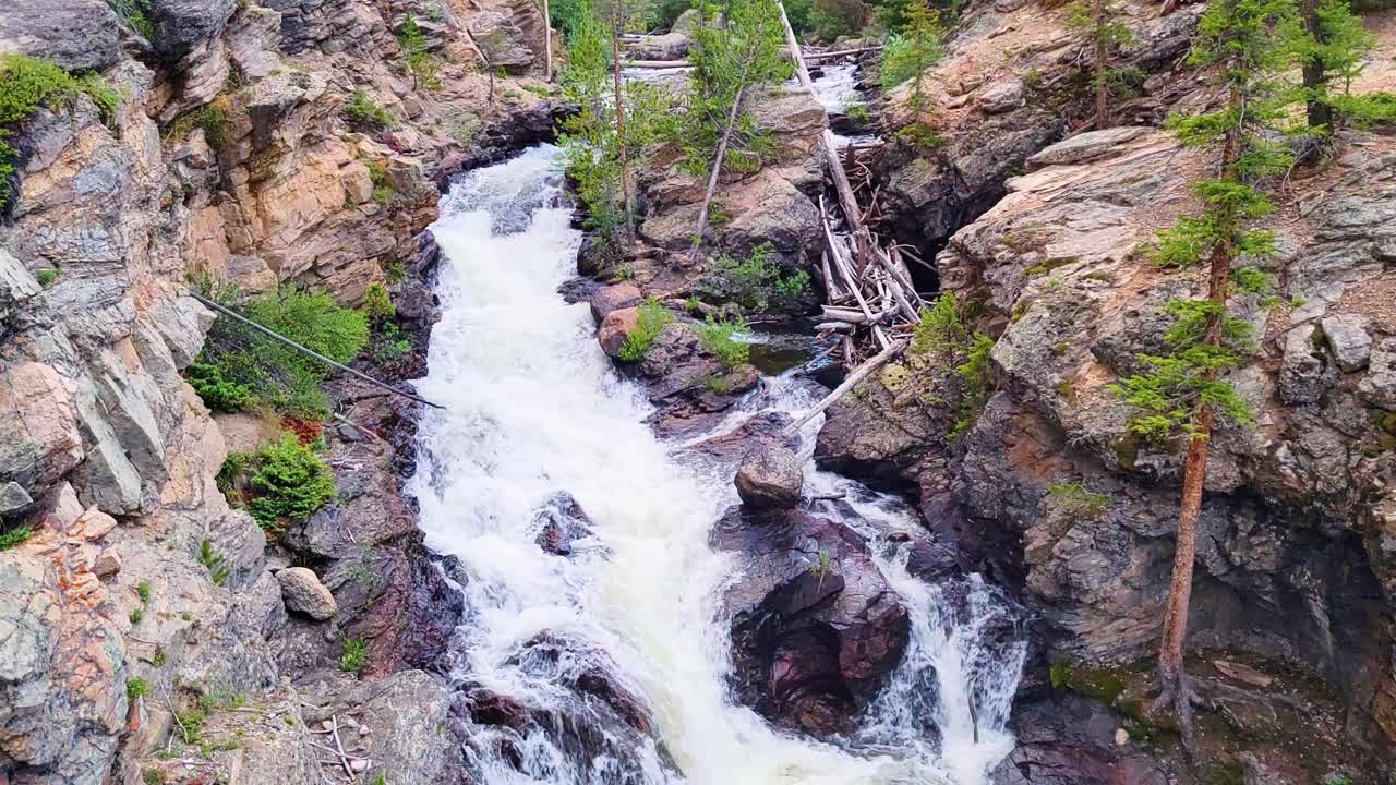 arroyo de agua dulce que atraviesa un río de montaña en colorado, estados unidos