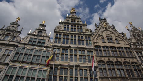 Vista-De-ángulo-Bajo-De-Casas-Medievales-En-La-Plaza-Grote-Markt-En-Amberes,-Bélgica