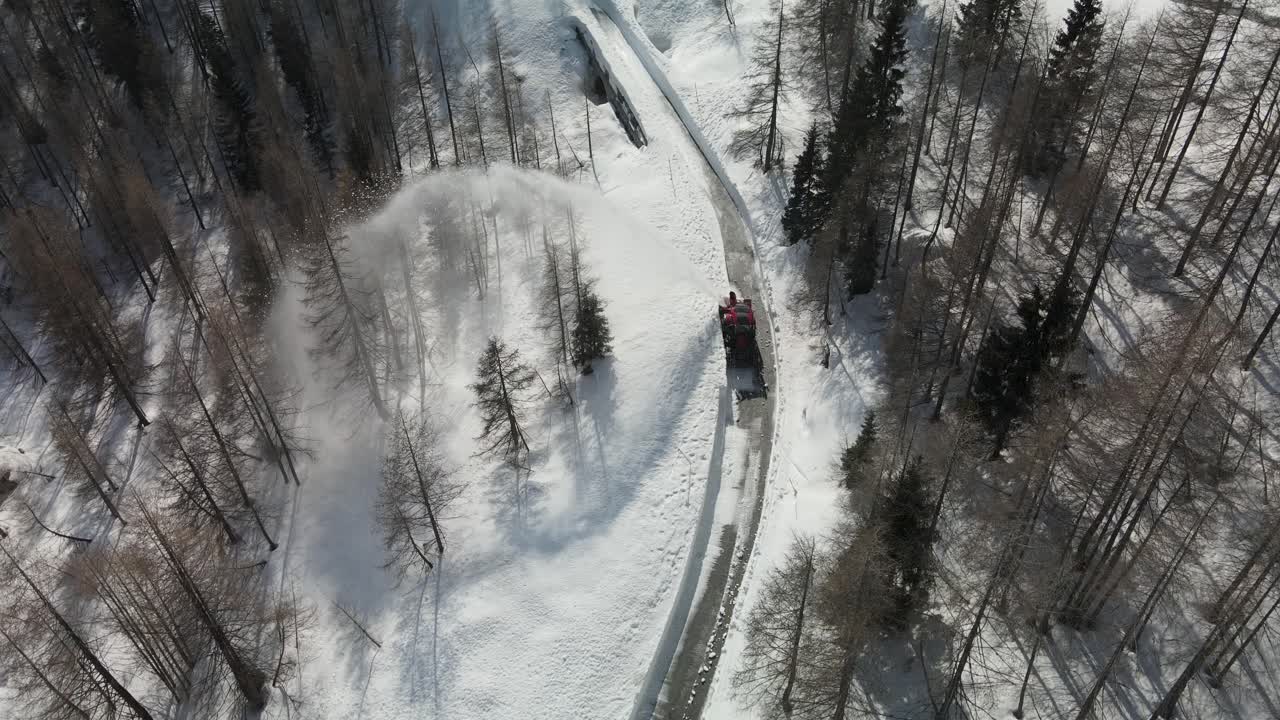 Spazzaneve che sgombera la strada, vista aerea dall'alto