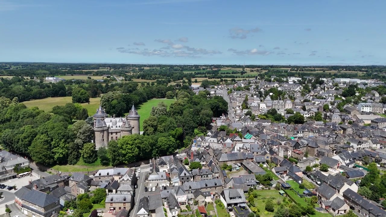 Rivelazione aerea inversa con drone in allontanamento della città di Combourg in Bretagna, Francia