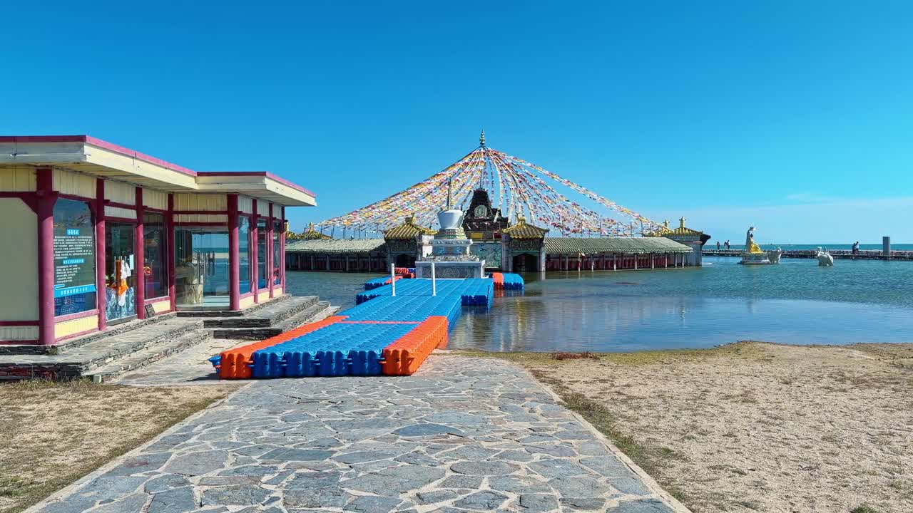 Lago Qinghai en calma, en la provincia de Qinghai, China - Plano panorámico