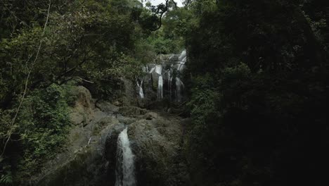 Vista-Aérea-De-Una-Gran-Cascada-De-Argyle-Con-Muchos-Niveles-En-La-Isla-Caribeña-De-Tobago