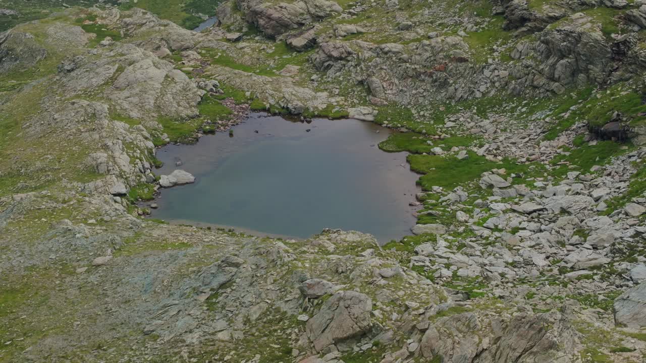 이탈리아의 valtellina 지역의 valmalenco의 campagneda 지역에서 여름 시즌에 외 산 호수