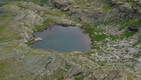 Remoto-Lago-De-Montaña-En-Temporada-De-Verano-En-La-Zona-De-Campagneda-En-Valmalenco-De-La-Región-De-Valtellina-En-Italia