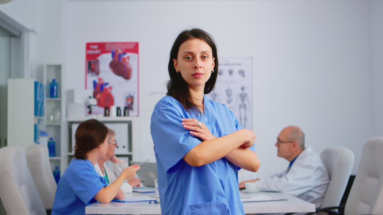 enfermera de pie frente a la cámara sonriendo