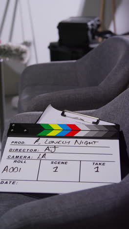 video verticale di primo piano di film clapperboard o ardesia con dettagli di produzione e sceneggiatura film o video in studio