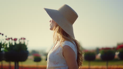 mujer sensual mirando a la cámara al aire libre. niña hermosa volviendo la cara al sol.