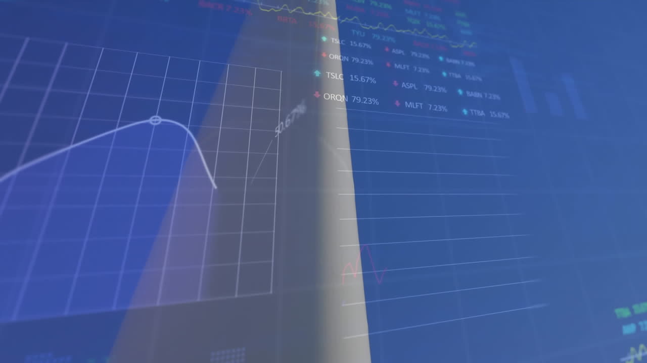 animación del procesamiento de datos financieros sobre la turbina eólica sobre fondo azul