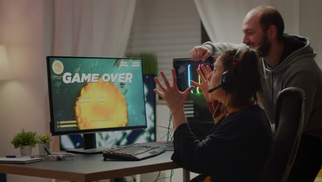 una pareja de jugadores estresados perdiendo un videojuego de disparos espaciales