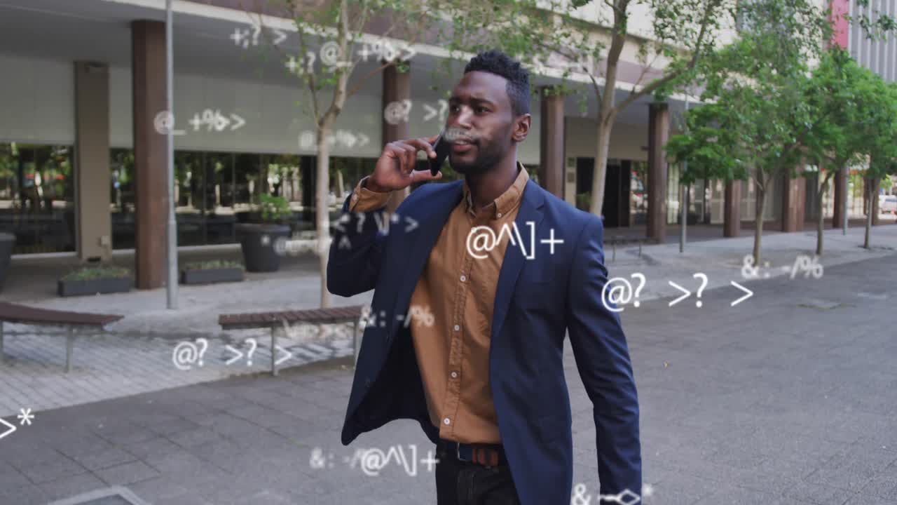 animación del procesamiento de datos sobre un hombre afroamericano que usa un teléfono inteligente