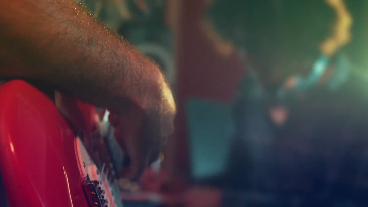 guitarrista tocando la guitarra eléctrica