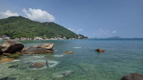 Klares-Wasser-Und-Felsbrocken-Von-Ko-Samui,-Thailand