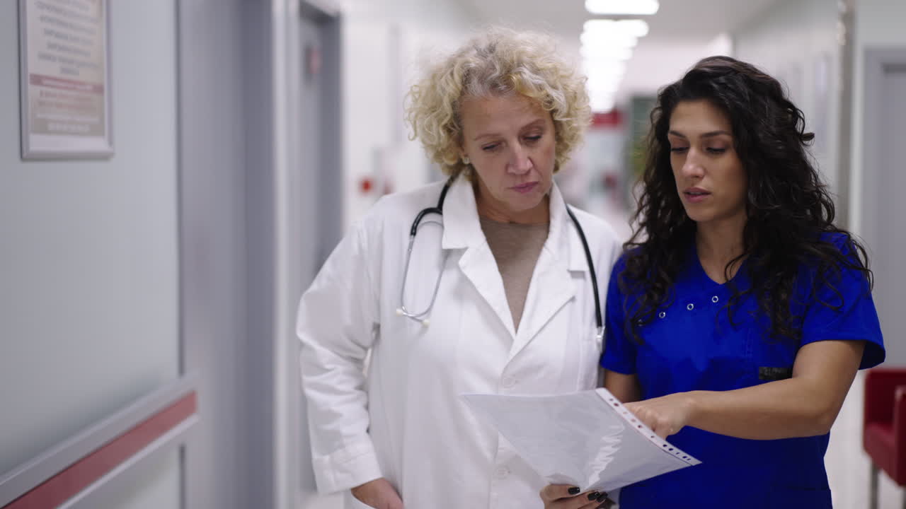 Medici e infermieri che discutono dell'assistenza ai pazienti nel corridoio dell'ospedale