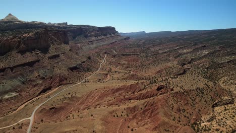 Eine-Gleitende-Drohnenaufnahme-Einer-Wunderschönen-Landschaft-Am-Capitol-Reef