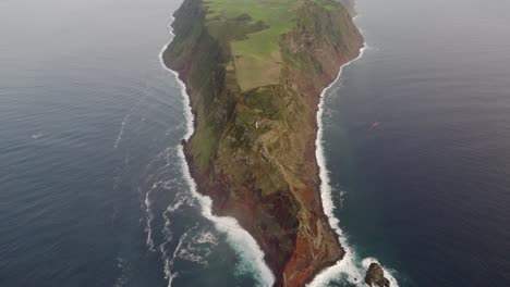 la inclinación aérea cinematográfica sobre ponta dos rosais revela la esbelta isla de são jorge