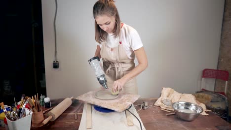 artista de cerámica mujer trabajando en una pieza