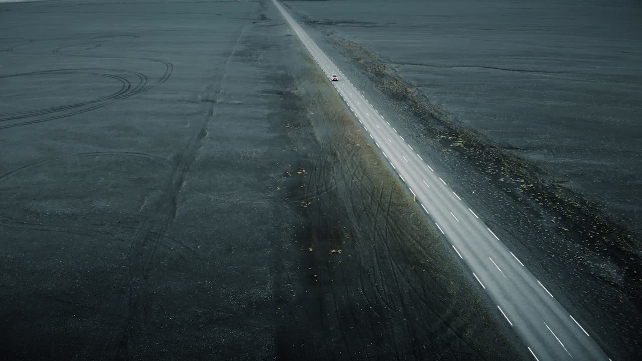 검은 모래 풍경을 통해 운전