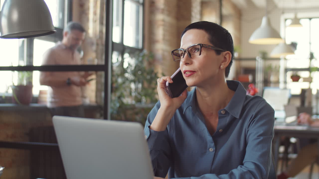 mujer de negocios en una llamada telefónica en una oficina moderna