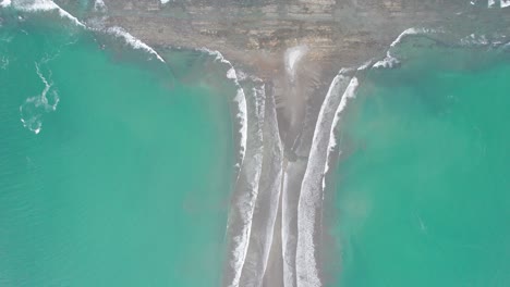 科斯塔里卡的海灘珊瑚礁 (uvita beach reef) 受到海浪的沖<unk>