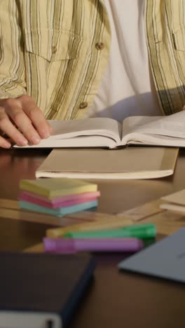 persona que estudia en un escritorio