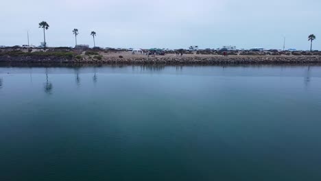 Drohnenansicht,-Die-In-Der-Nähe-Der-Wasserlagune-Von-Carlsbad-Fliegt