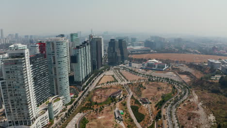 Volar-Hacia-Adelante-Sobre-El-Parque-Público.-Vista-Aérea-Panorámica-De-Los-Rascacielos-En-El-Barrio-Moderno.-Ciudad-De-México,-México.