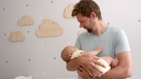 Vater-Kuschelt-Schlafenden-Kleinen-Sohn-Im-Kinderzimmer