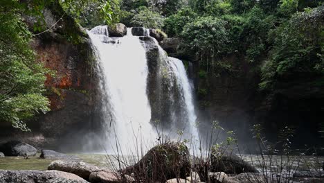 A-zoom-out-of-this-lovely-Heo-Suwat-Waterfall-seen-from-its-front-side,-Thailand