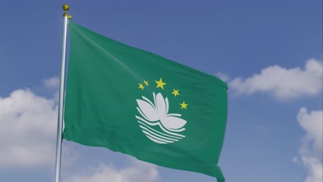 Flagge-Von-Macau-Bewegt-Sich-Im-Wind-Mit-Einem-Klaren-Blauen-Himmel-Im-Hintergrund,-Wolken-Bewegen-Sich-Langsam,-Fahnenmast,-Zeitlupe