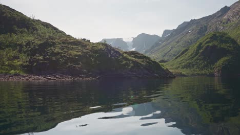 exuberantes reflejos de montaña a través de aguas cristalinas de un río tranquilo en noruega